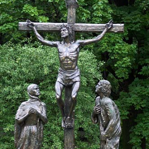 Figury świętych na stacjach przed Klasztorem Jasnogórskim